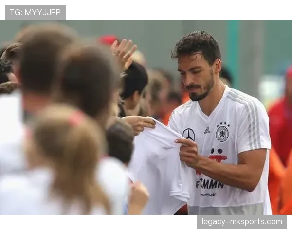 罗德里赛前与球迷热情互动，稳健氛围引关注