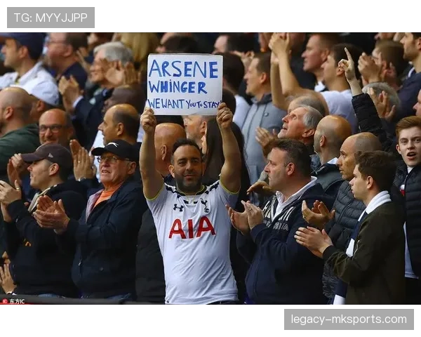 英超热刺球迷抗议